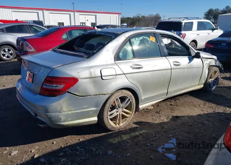 2013 Mercedes-Benz C 300 z USA, uszkodzony, nr VIN WDDGF8ABXDG124369